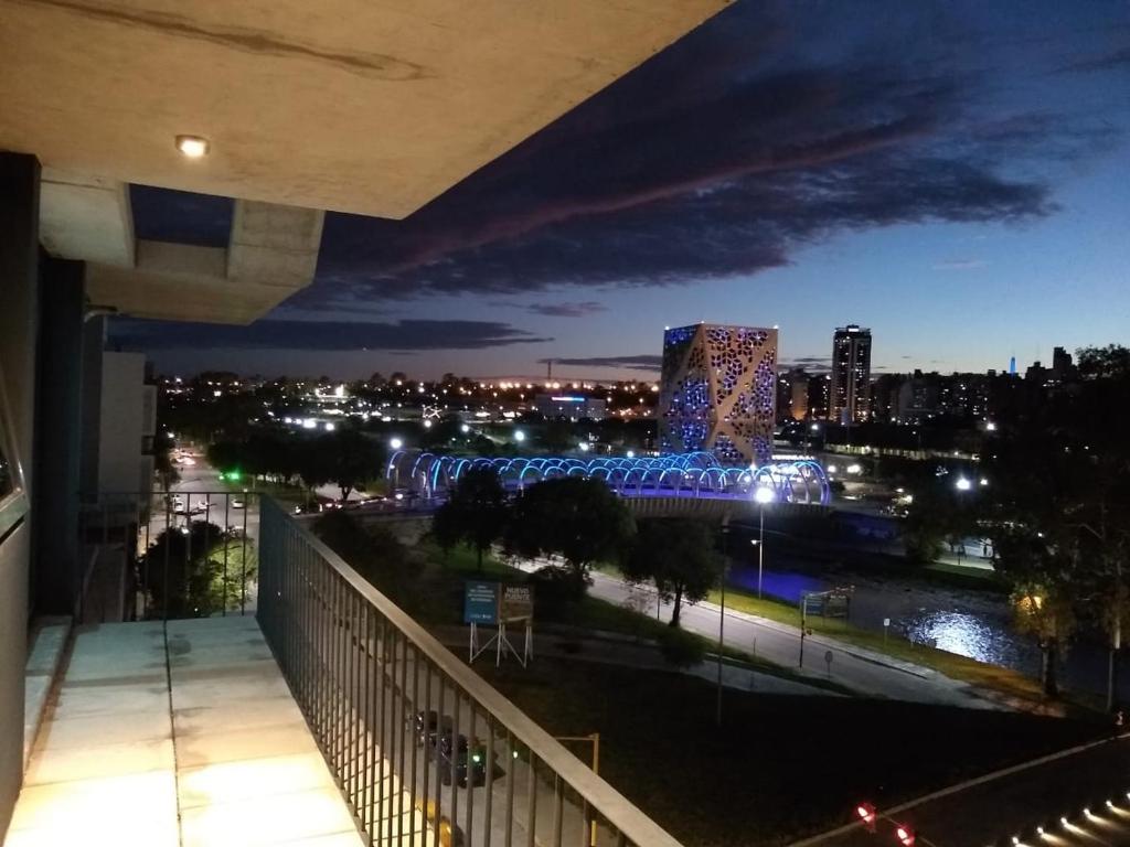 科尔多瓦Soul y Río的夜晚带灯光的城市景观