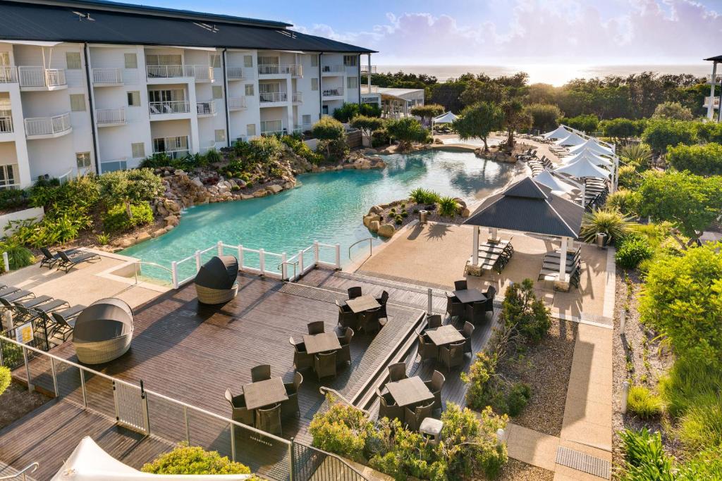 金斯克里福曼特拉盐滩酒店的享有度假村游泳池的空中景致