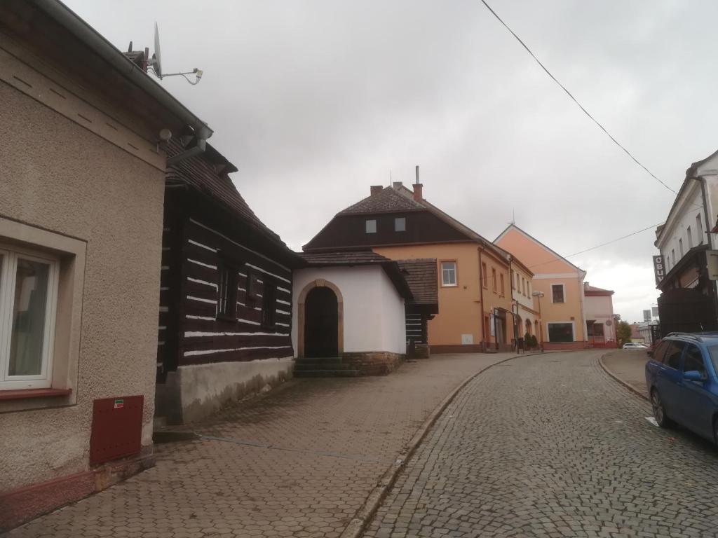 捷克斯卡利采Apartmány pod Barunčinou školou的一座有建筑的小镇上一条鹅卵石街道