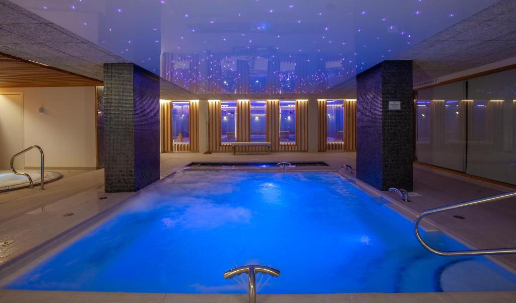 桑亨霍卡洛斯一世希尔加酒店的享有城市美景的酒店客房内的热水浴池