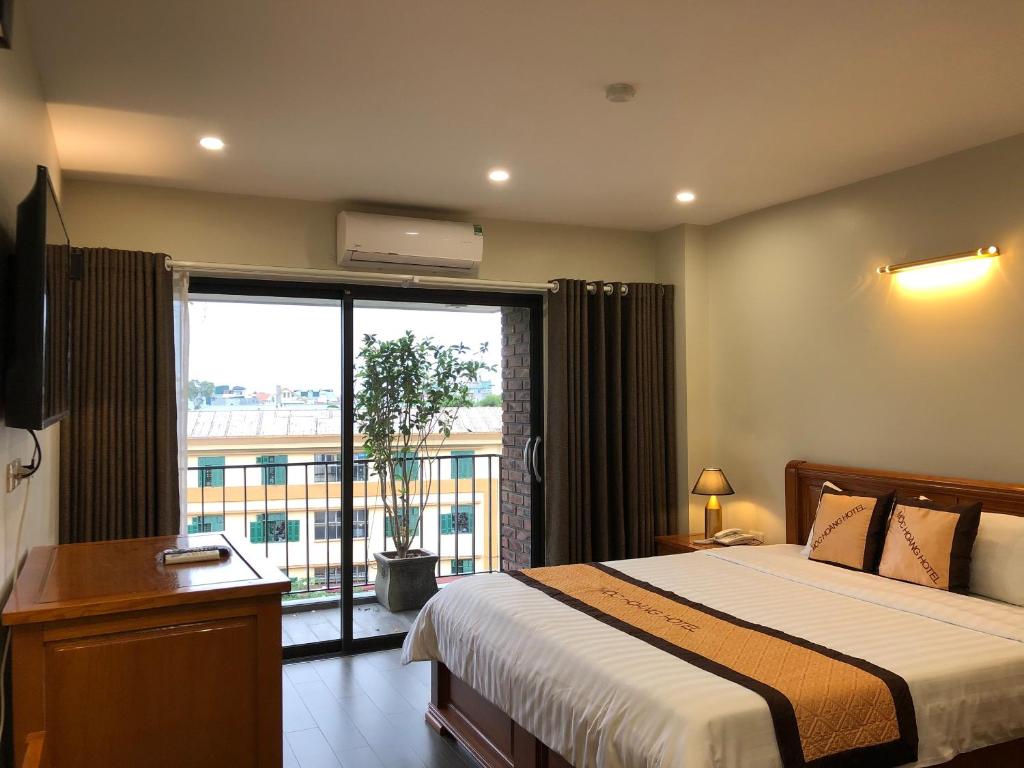 河内Moc Hoang Hotel的一间卧室设有一张床和一个大窗户