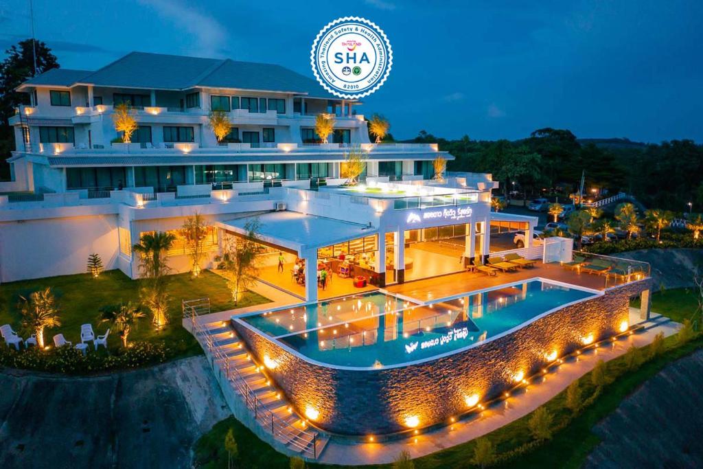 Ban Thap SaiSoidao Good View Resort的一座大型建筑,晚上设有游泳池
