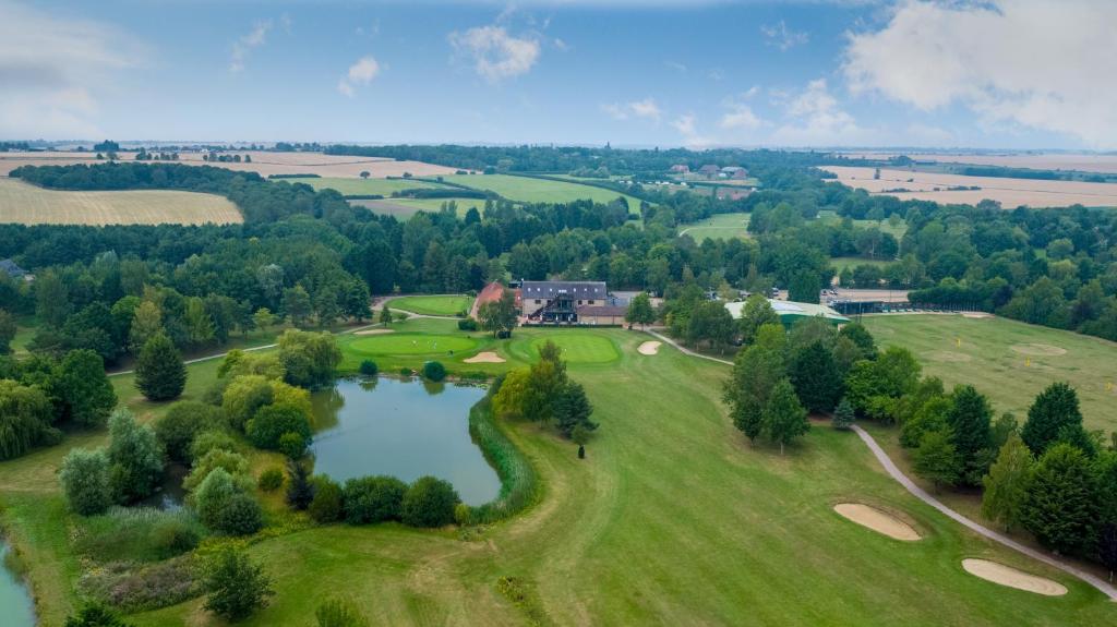 PidleyLakeside Lodge的享有高尔夫球场空中美景,设有池塘
