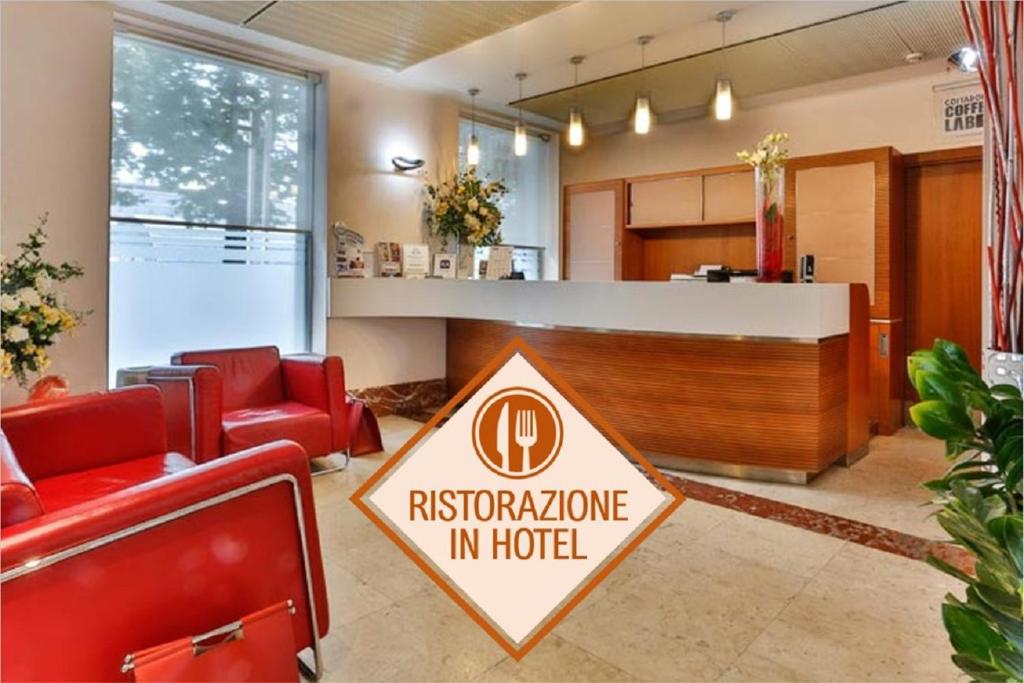 都灵Hotel & Residence Torino Centro - Stazione Porta Susa的在酒店带洗手间的等候室的标志