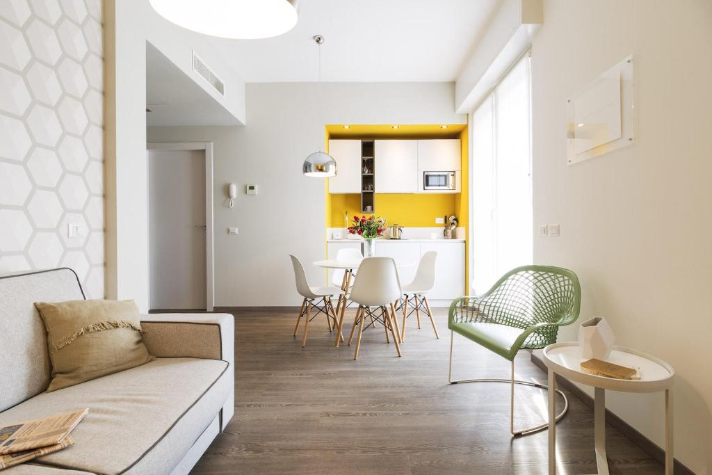 米兰Contempora Apartments - Cavallotti 13 - A63的客厅配有沙发和桌椅
