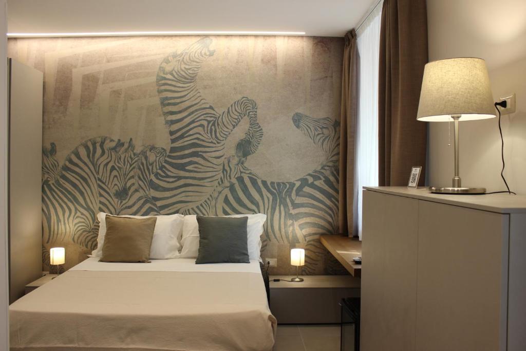 锡拉库扎BeBIGEA Siracusa的一间卧室配有一张床,画有斑马