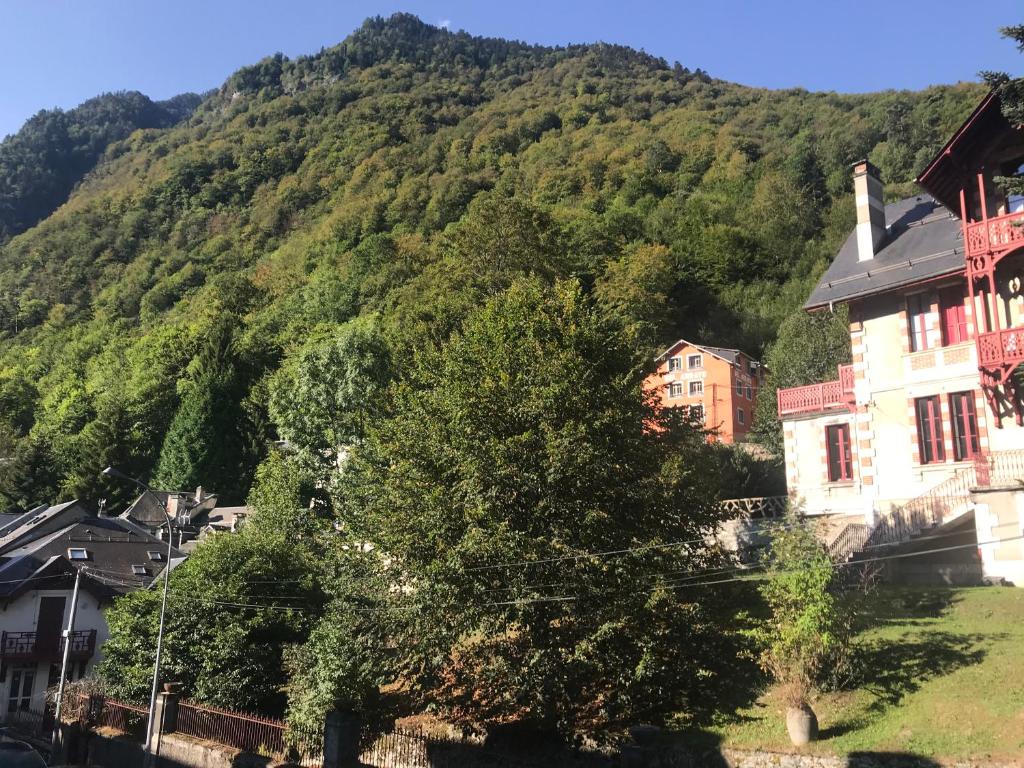 科特雷Chaleureux studio familal en centre ville avec vue sur les montagnes的山地的村庄