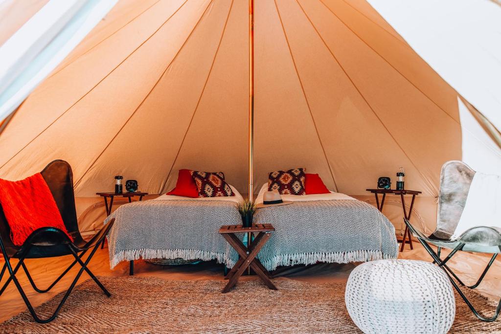 瓦莱Wander Camp Grand Canyon的一间帐篷内带两张床的卧室