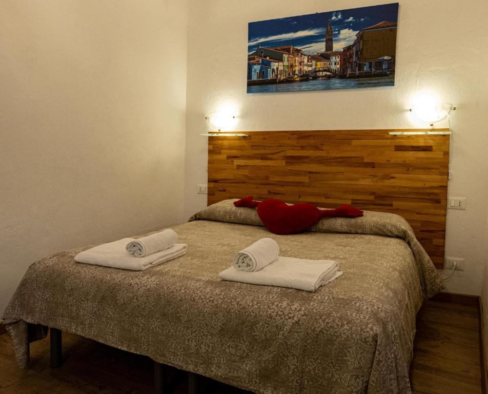 威尼斯Ca' del Megio的一间卧室配有一张床,上面有两条毛巾