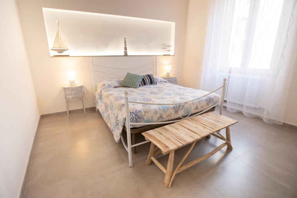 皮昂比诺Piombino 1428的一间小卧室,配有一张床和一张桌子