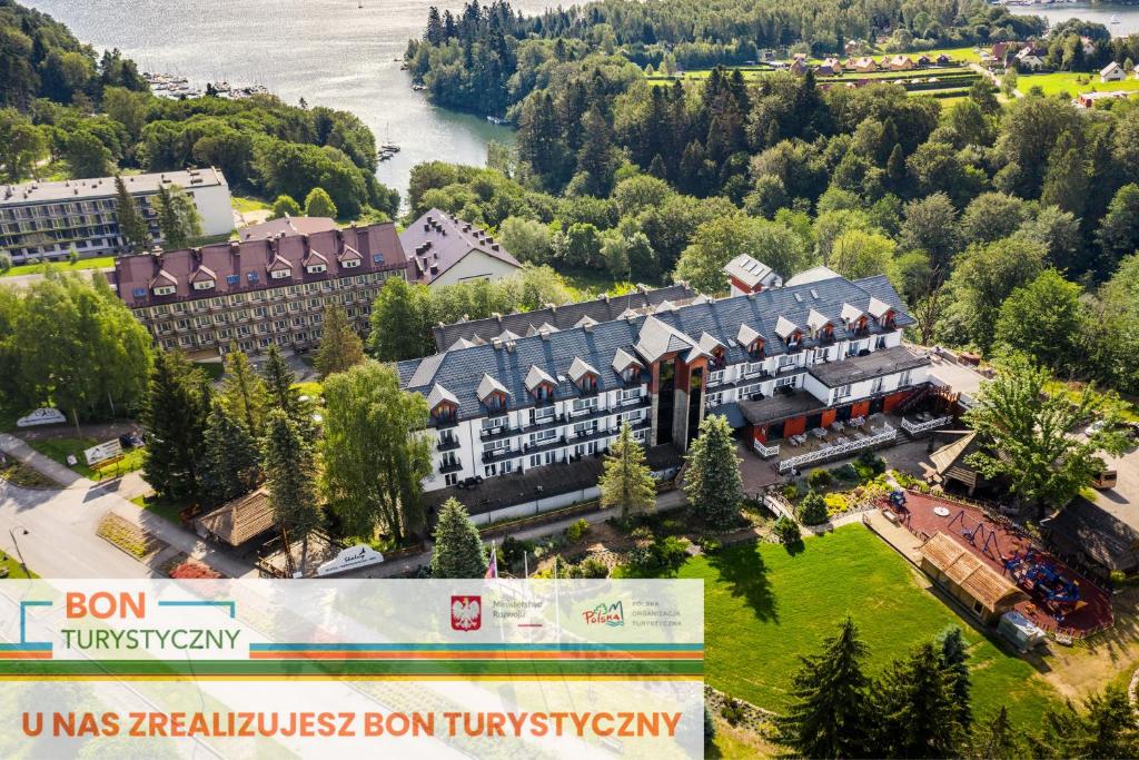 波拉齐克Hotel Skalny Spa Bieszczady的享有酒店和河流的空中景致