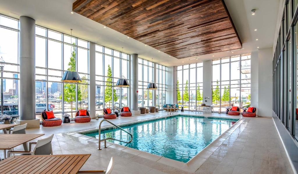 波士顿Global Luxury Suites East Boston的一座带窗户的建筑中的游泳池