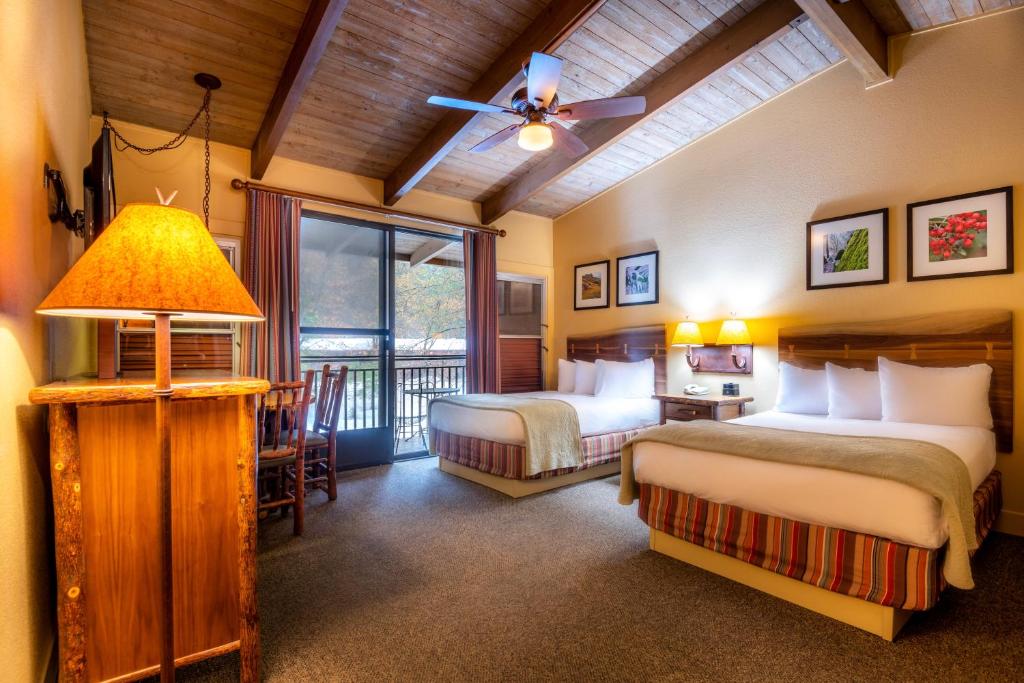 优胜美地村Yosemite Valley Lodge的酒店客房设有两张床和一个阳台。