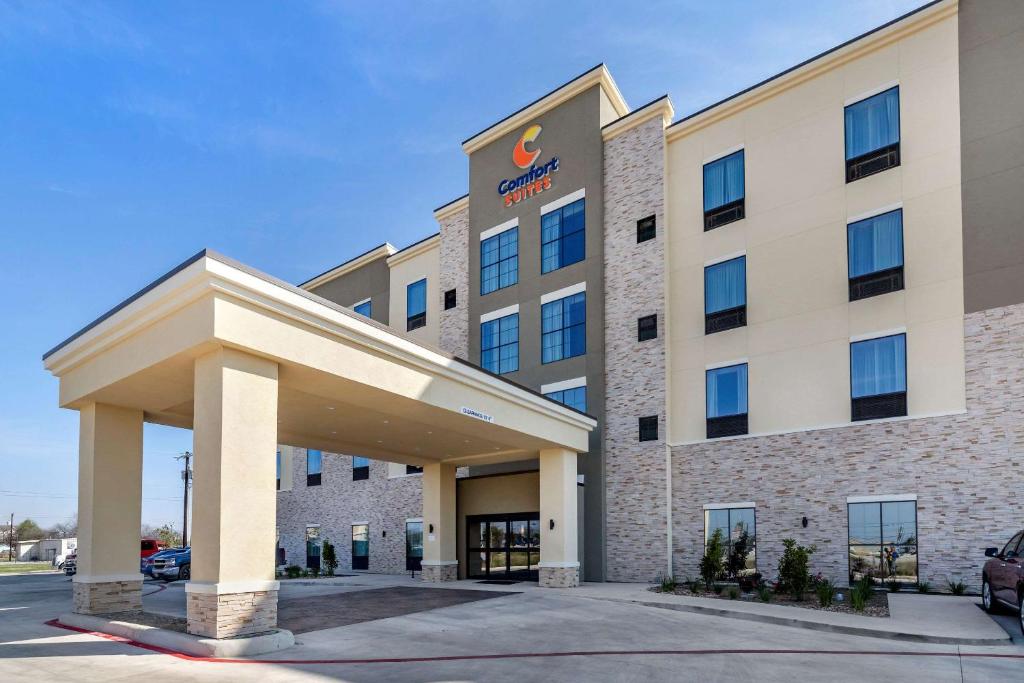 圣安东尼奥Comfort Suites San Antonio Ft Sam Houston-SAMMC Area的酒店前方的 ⁇ 染