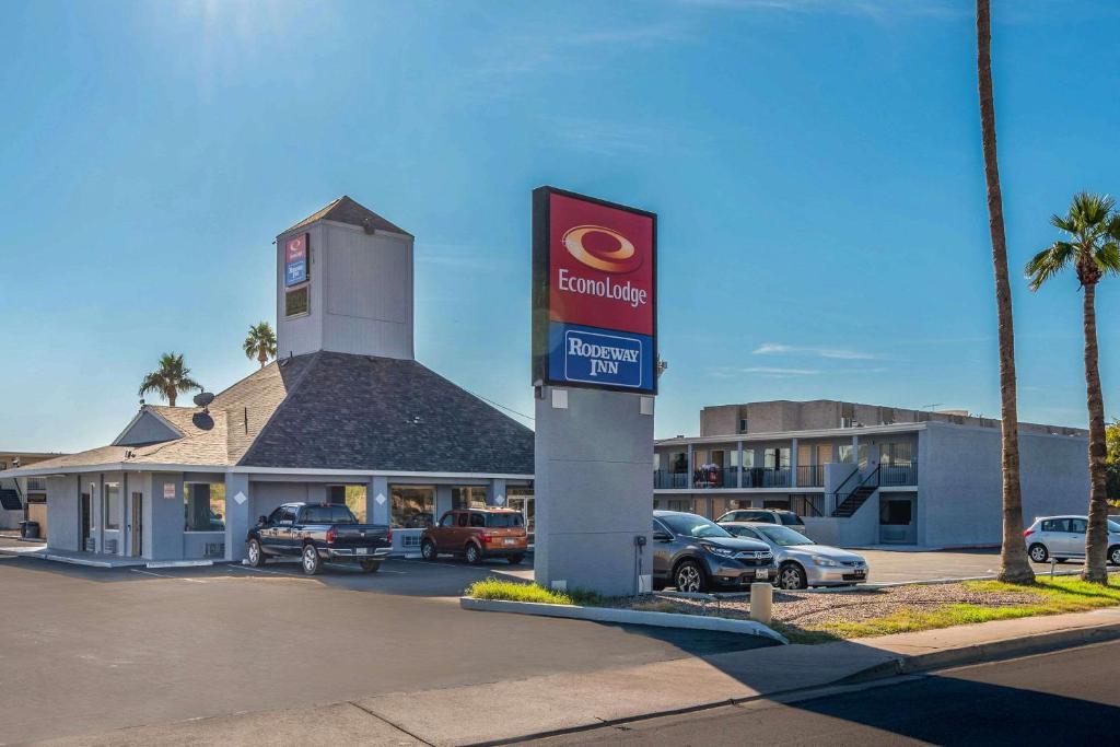 凤凰城Econo Lodge Phoenix North I-17的酒店前的加油站标志