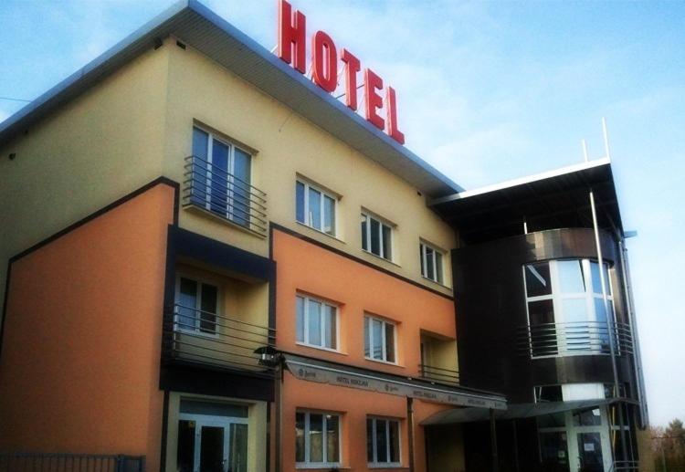 普列维扎霍克卡酒店的上面有酒店标志的酒店