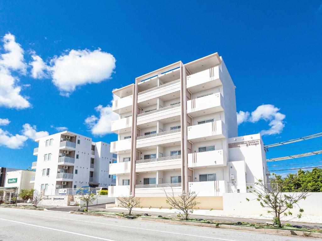 名户Little Island Okinawa Nago的街道边的白色公寓楼