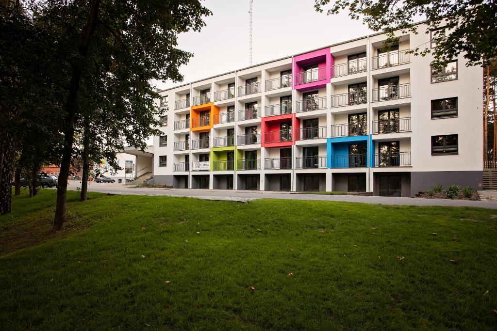 卢布利涅茨Oblacka Przystań的建筑的侧面设有色彩缤纷的阳台