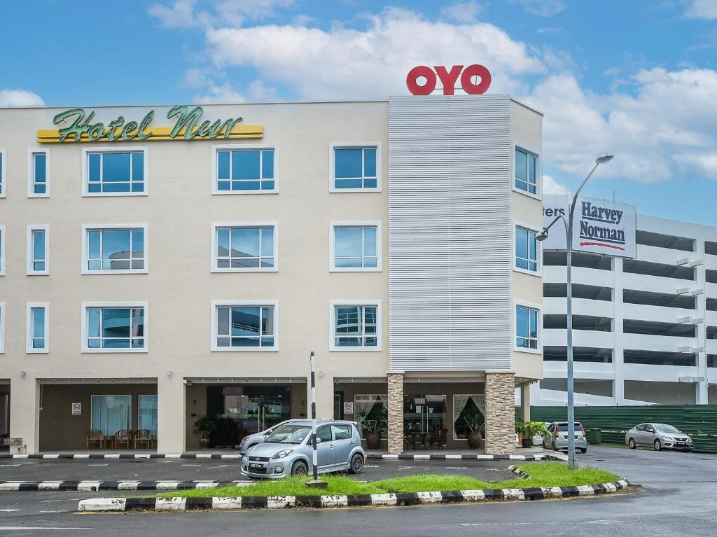 米里Super OYO 985 Hotel Nur的停车场内有停车位的酒店