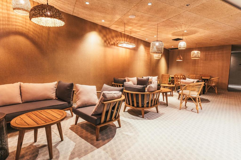 米茨佩·拉蒙Even Derech by Smart Hotels的一间带沙发和桌椅的餐厅
