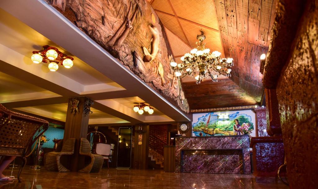比纳里姆拉格蕾丝度假酒店的大堂设有吊灯和墙上的绘画