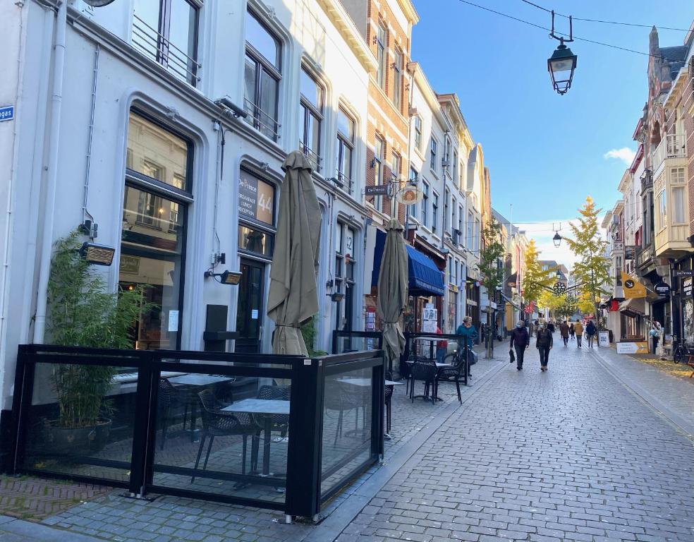 奈梅亨Hotel de Prince的人行道上一条带桌椅的街道