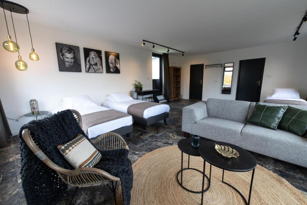 Oude-Tonge雷利餐馆及酒店的客厅配有床和沙发