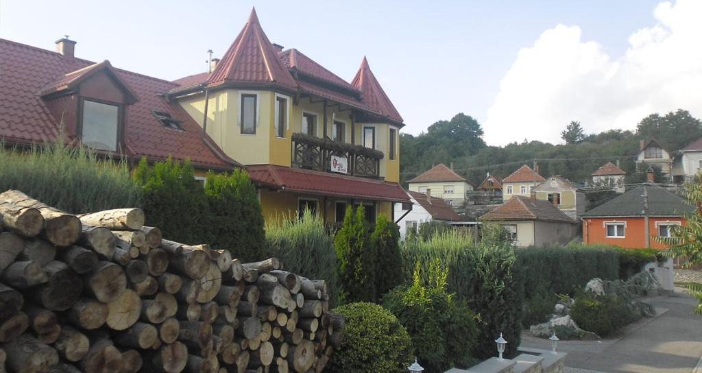 比克克森特凯赖斯特Dudás panzió的前面有石墙的黄色房子