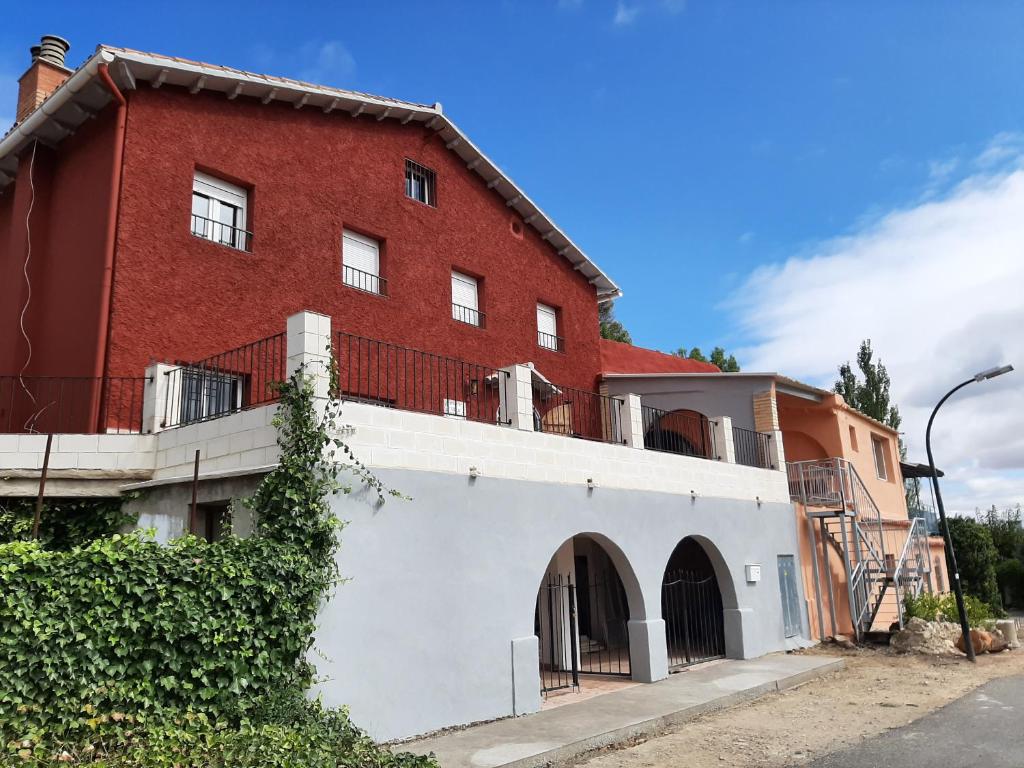 博尔哈Casa rural "Garnacha de Borja" guest home的带阳台的大型红砖建筑