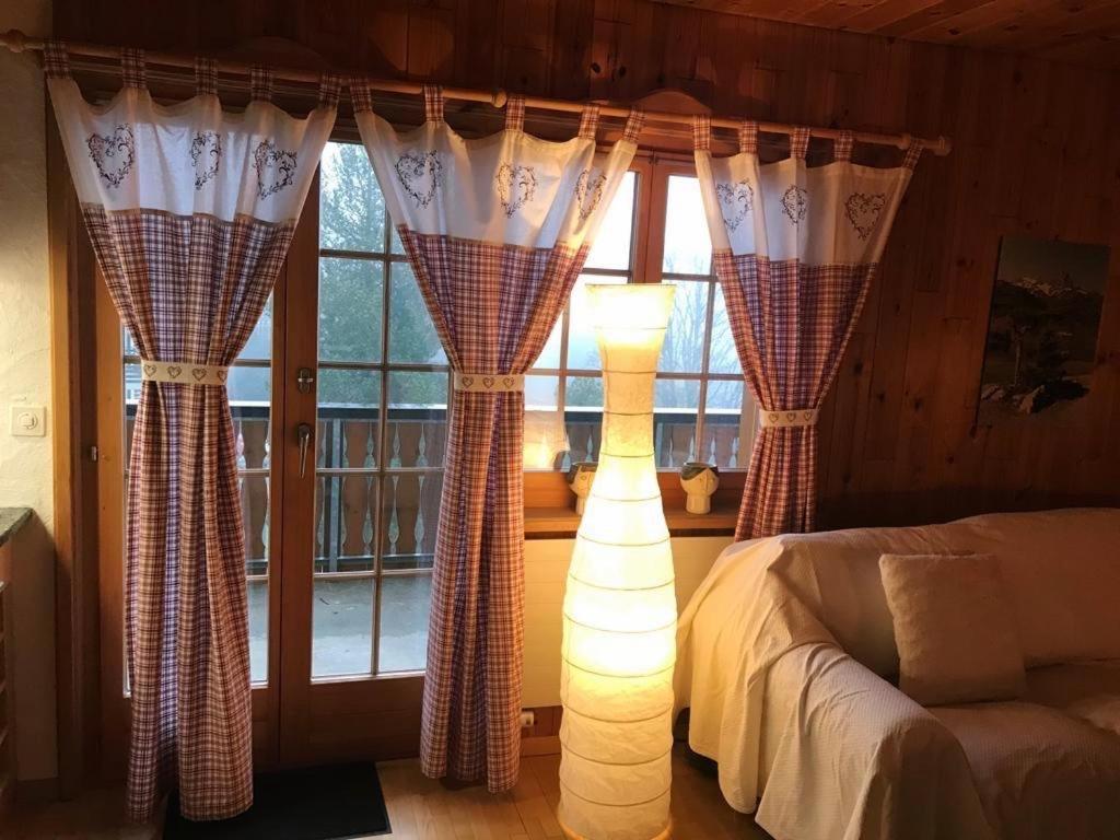 芙露姆赛山Casa Alpetta的卧室配有一张床,窗户前配有一盏灯