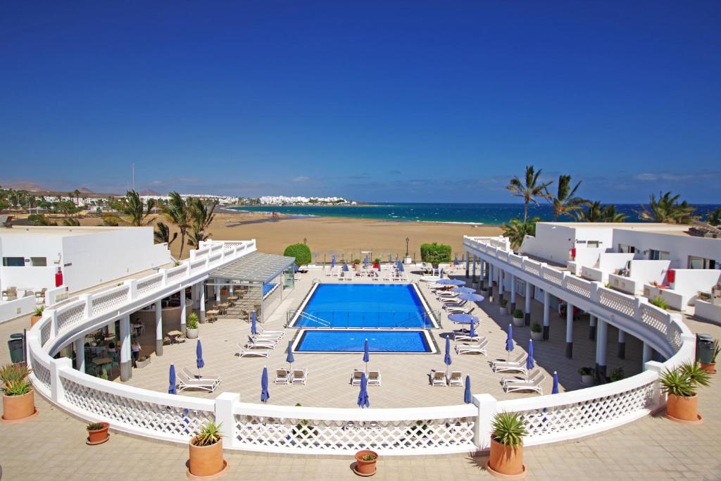 卡门港拉斯科斯塔斯酒店的享有带游泳池的度假村的空中景致