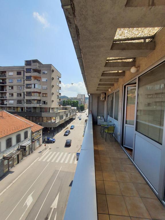 乌日策Apartman Panorama 3 Glavna ulica的市景阳台
