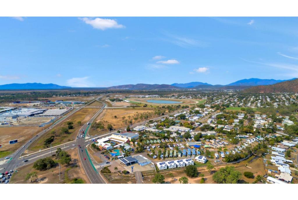 汤斯维尔Discovery Parks - Townsville的享有城市空中景色,设有停车场