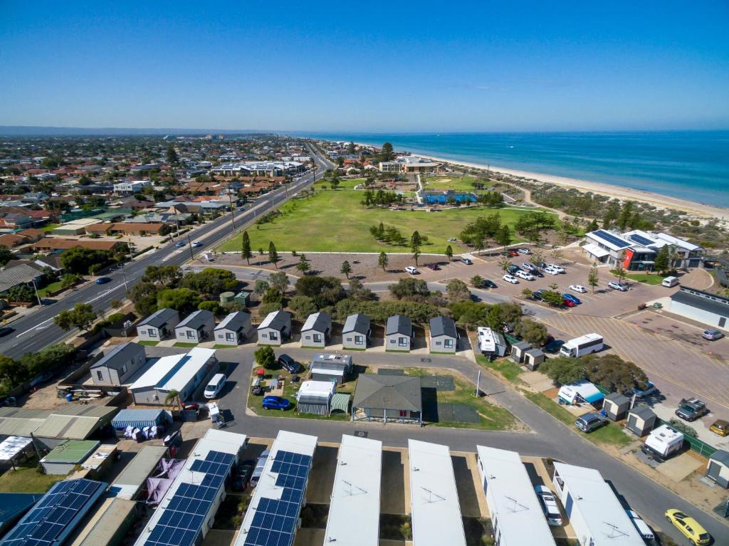 阿德莱德Discovery Parks - Adelaide Beachfront的享有毗邻大海的停车场的空中景致