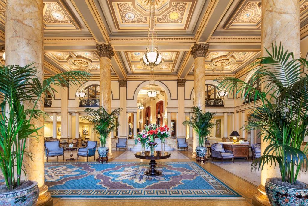 华盛顿华盛顿威拉德洲际酒店的大堂种植了棕榈树,设有吊灯。