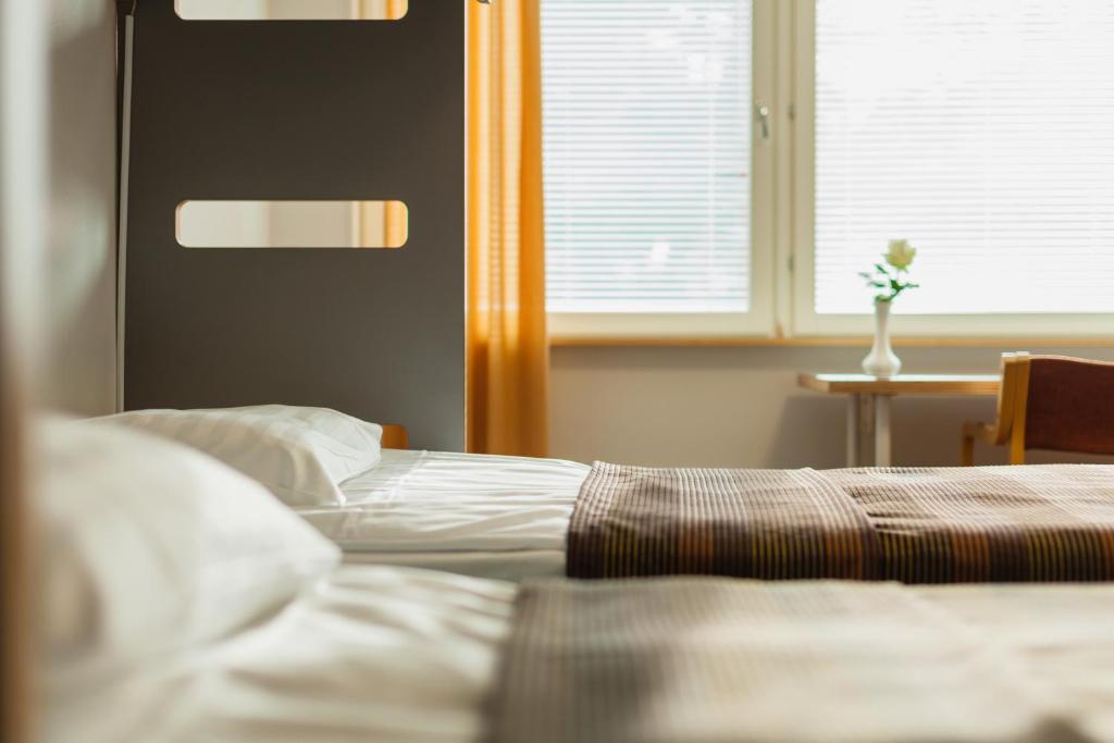 图尔库林奈兹玛科旅馆的一间卧室设有一张床、一个窗口和一张桌子