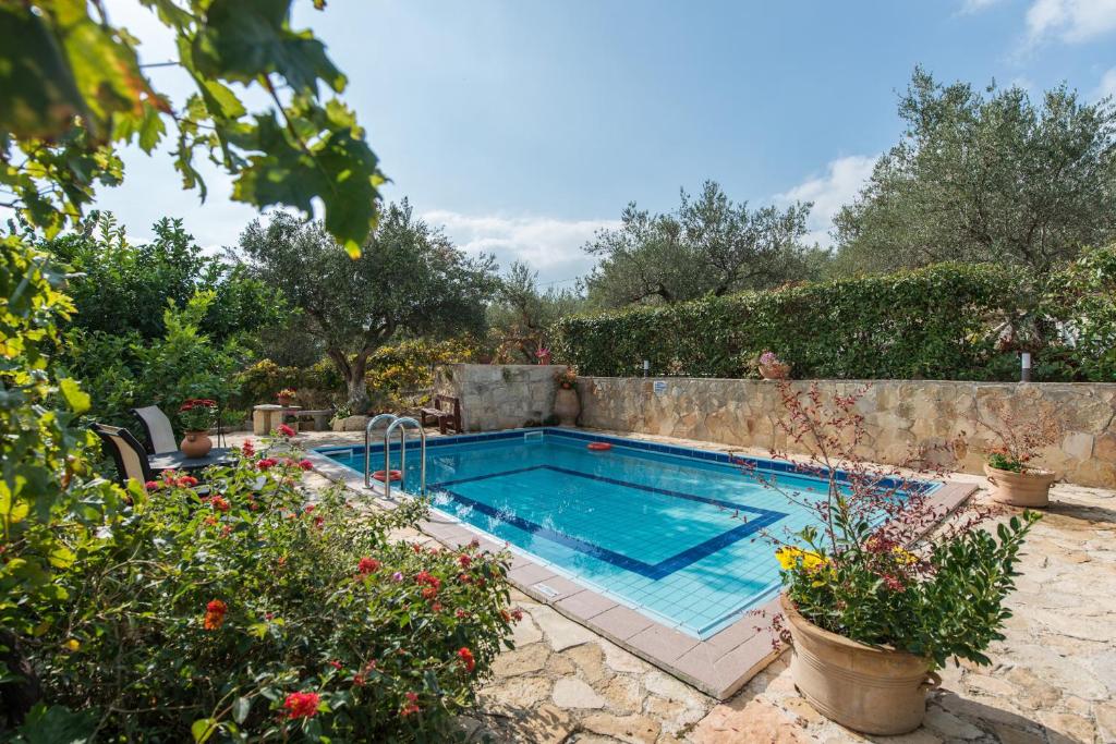 MakhairoíVilla Toula with pool Nr Armeni Crete的花卉花园中的游泳池