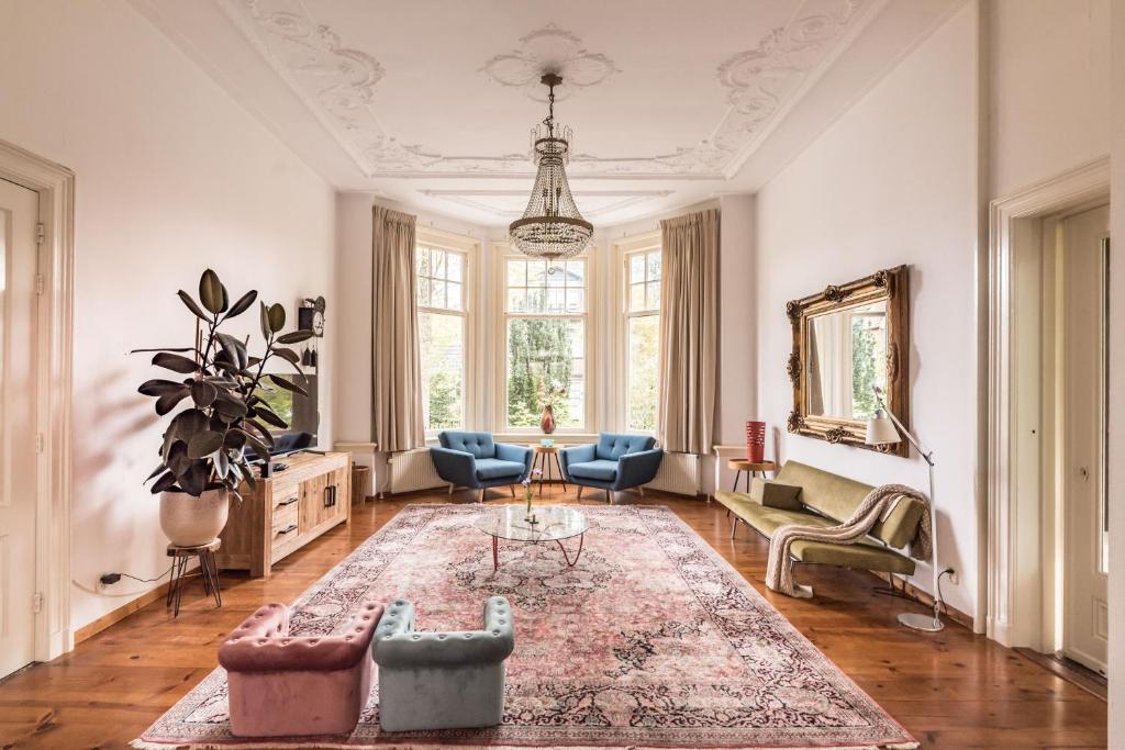 卑尔根Villa Juttershof的客厅配有沙发、椅子和地毯