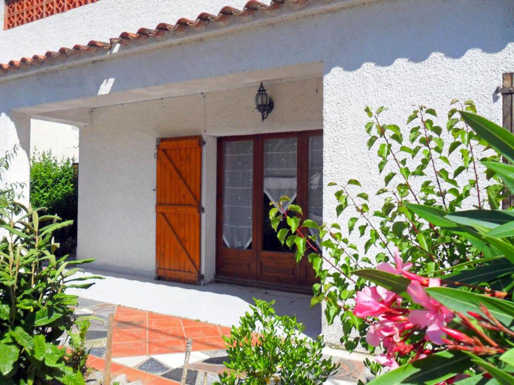 莱斯卡拉Holiday Home Josiane by Interhome的一座带橙色门的房子的前门