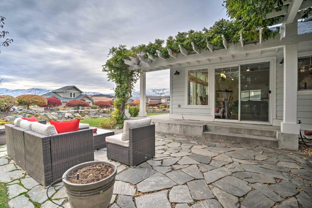 曼森Family Home on Lake Chelan with Mtn and Lake View!的庭院配有2把藤椅和桌子