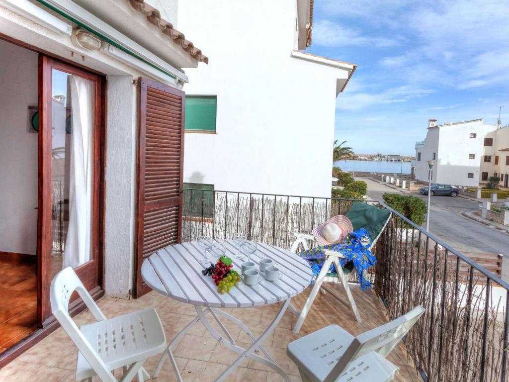兰卡Apartment Sant Carles by Interhome的阳台的天井配有桌椅
