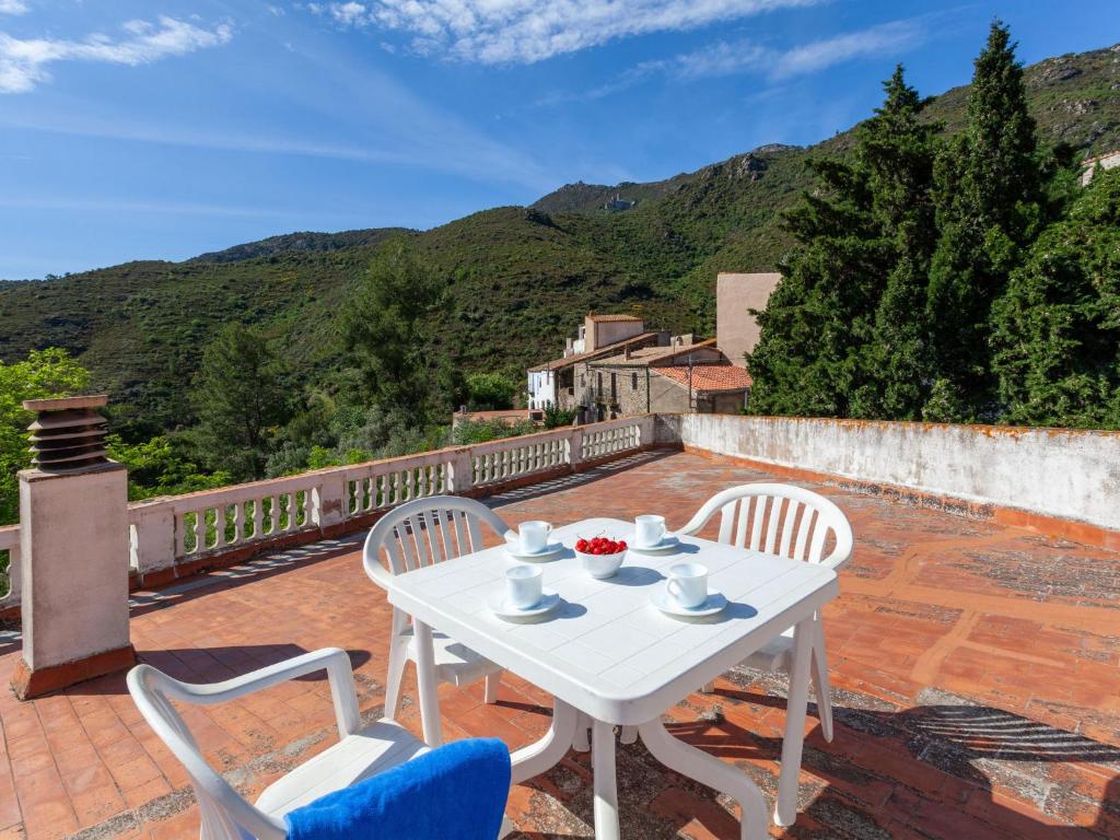 La Vall de Santa CreuApartment La Rectoria by Interhome的山景庭院里的白色桌椅