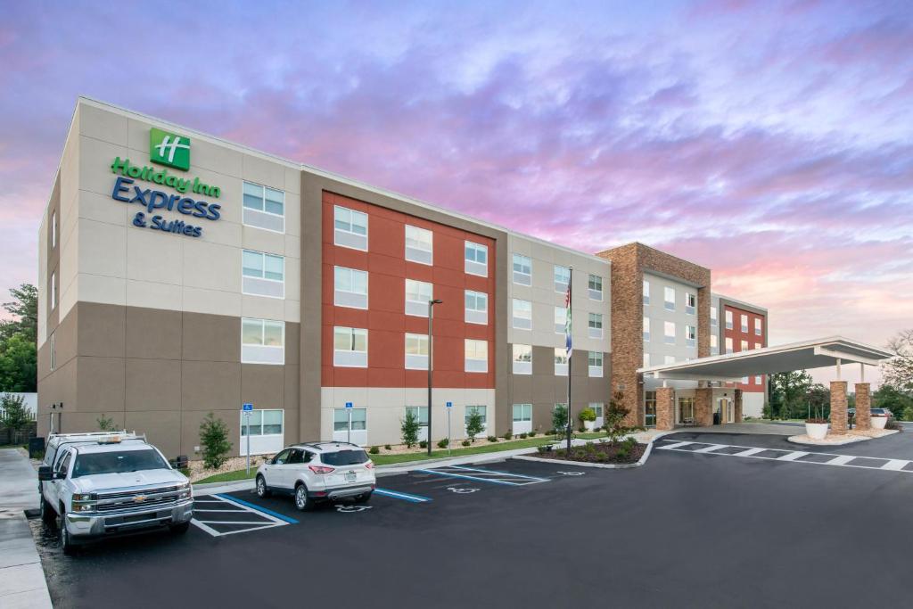 阿拉楚阿Holiday Inn Express & Suites Alachua - Gainesville Area, an IHG Hotel的把汽车停在停车场的酒店 ⁇ 染成 ⁇ 形
