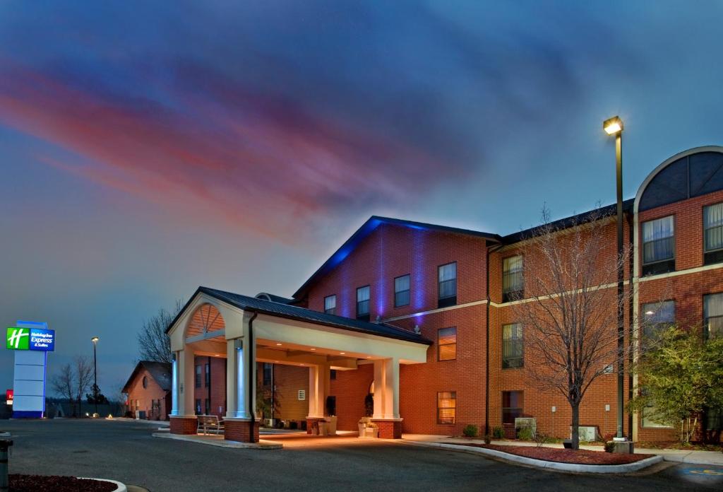 BatesvilleHoliday Inn Express & Suites Batesville, an IHG Hotel的一座带停车场的大型砖砌建筑