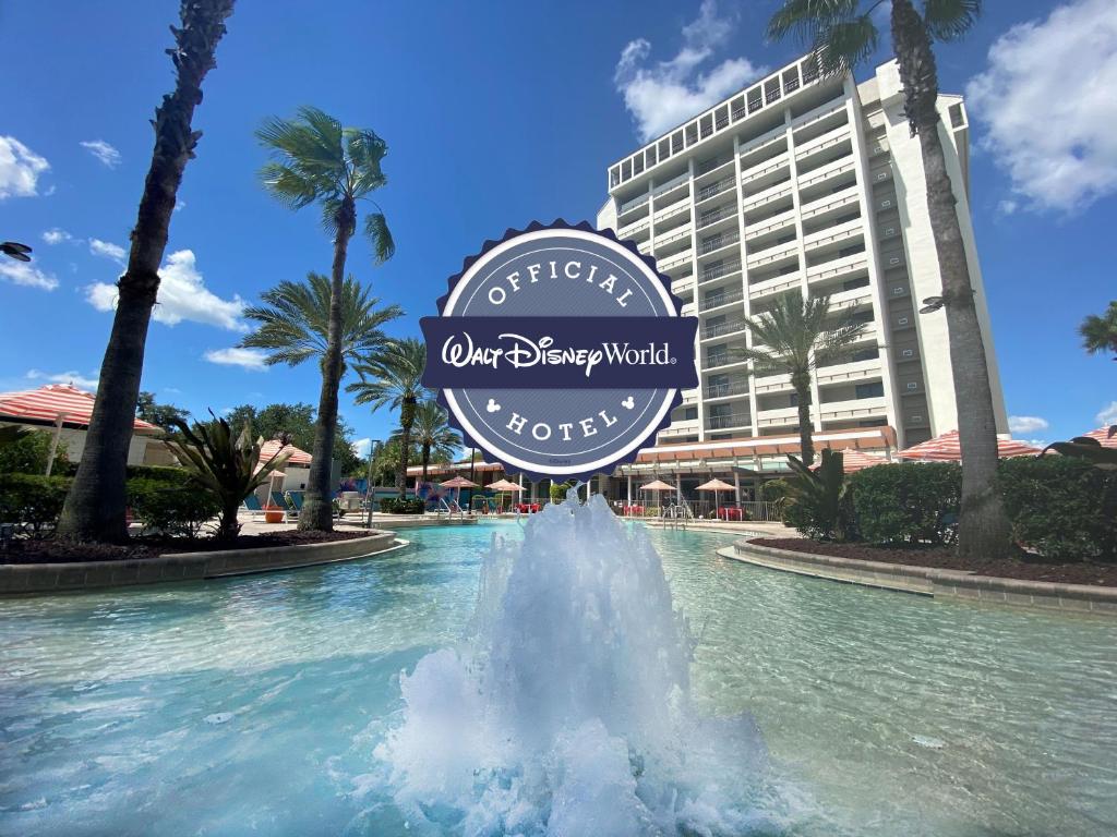 奥兰多Holiday Inn Orlando – Disney Springs™ Area, an IHG Hotel的喷泉前的标志