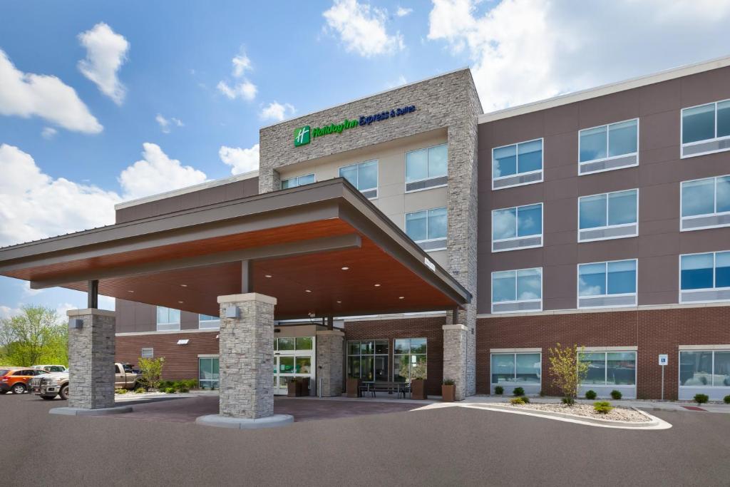 大急流城Holiday Inn Express & Suites - Grand Rapids Airport - South, an IHG Hotel的医院建筑的 ⁇ 染