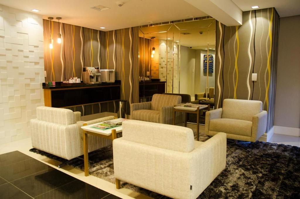 容迪亚伊Millian Hotel的客厅配有两把椅子和一张桌子