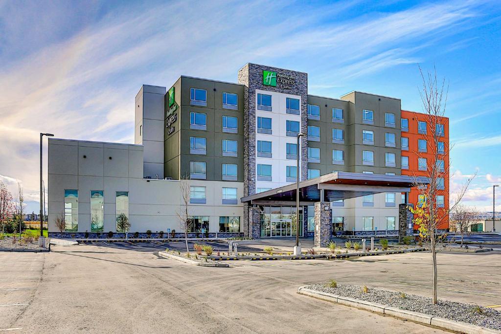 卡尔加里Holiday Inn Express & Suites - Calgary Airport Trail NE, an IHG Hotel的停车场内有加油站的酒店大楼