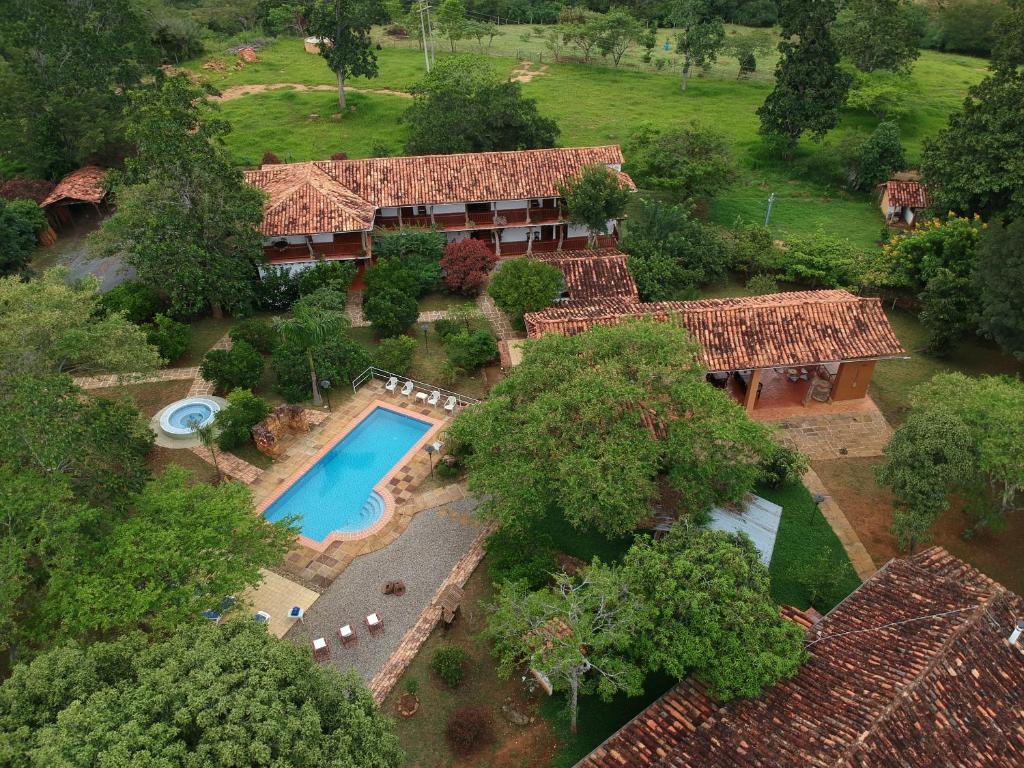 巴里查拉Hotel Hacienda Macedonia的享有带游泳池的房屋的空中景致