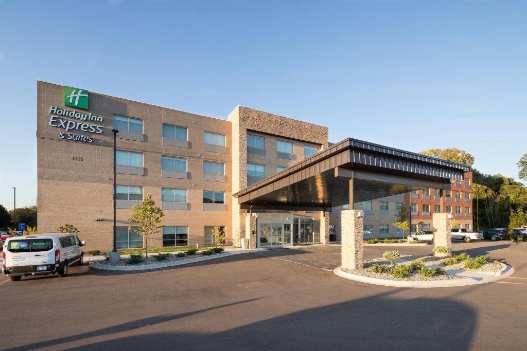 卡拉马祖Holiday Inn Express & Suites - Kalamazoo West, an IHG Hotel的前面有停车位的建筑